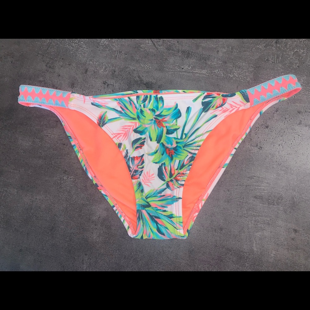 Flowered Bikini - Picture 3 of 4